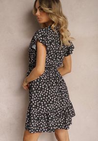 Renee - Czarno-Różowa Kwiecista Sukienka z Falbankami z Gumką w Talii i Materiałowym Paskiem Nannesa. Typ kołnierza: kołnierz z falbankami. Kolor: czarny. Materiał: materiał. Długość rękawa: krótki rękaw #4