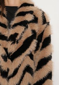 Born2be - Brązowo-Czarna Kurtka Typu Futerko w Paski Alinsse. Okazja: na studniówkę. Kolor: brązowy. Materiał: futro. Wzór: paski #4