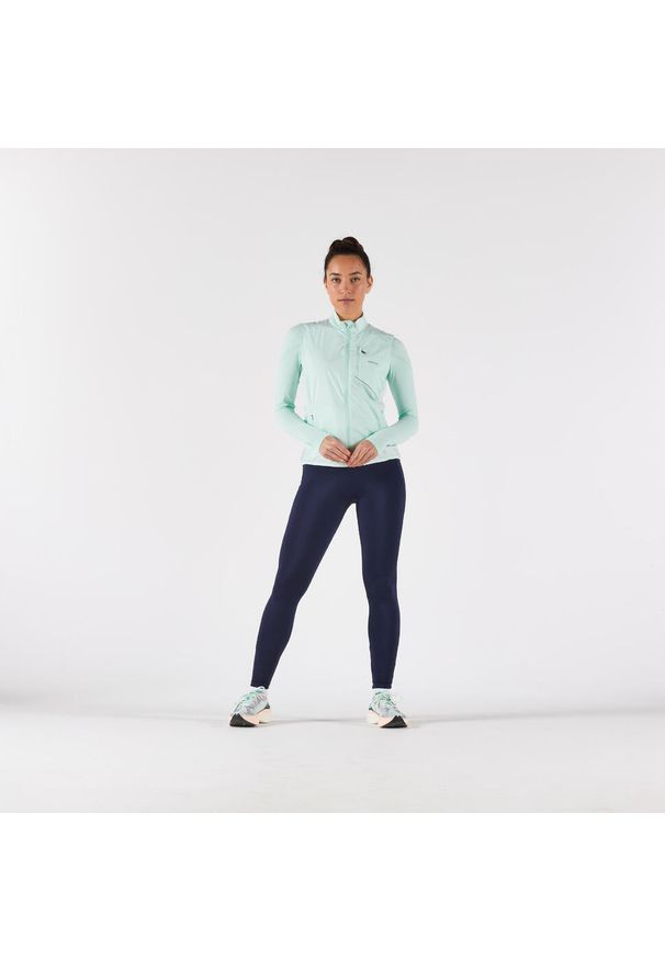 KIPRUN - Kamizelka do biegania damska Kiprun Run Wind 500. Kolor: wielokolorowy, niebieski, zielony. Materiał: poliester, materiał, elastan. Długość rękawa: bez rękawów. Sport: bieganie