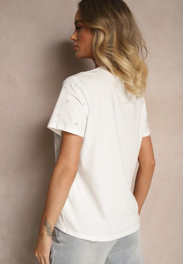 Renee - Biały Bawełniany T-shirt Ozdobiony Napisem i Cyrkoniami Nalavenna. Okazja: na co dzień. Kolor: biały. Materiał: bawełna. Wzór: napisy, aplikacja. Styl: casual