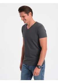 Ombre Clothing - Klasyczna męska bawełniana koszulka z dekoltem w serek BASIC - grafitowa V3 - Rozmiar: S. Typ kołnierza: dekolt w serek. Kolor: szary. Materiał: bawełna. Styl: klasyczny