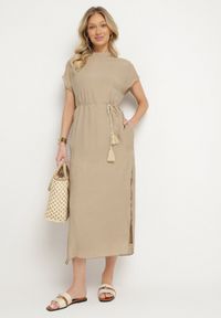 Born2be - Beżowa Sukienka Pudełkowa Ozdobiona Wiązaniem Napelira. Okazja: na co dzień. Kolor: beżowy. Materiał: jeans. Wzór: aplikacja. Styl: klasyczny, casual, elegancki #3