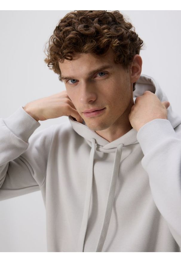 Reserved - Bluza regular z kapturem - jasnoszary. Typ kołnierza: kaptur. Kolor: szary. Materiał: dzianina, bawełna