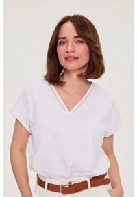 MOODO - Bawełniany t-shirt z dekoltem w serek biały. Typ kołnierza: dekolt w serek. Kolor: biały. Materiał: bawełna #1