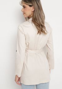 Born2be - Beżowy Płaszcz Dwurzędowy z Kieszeniami i Materiałowym Paskiem Piemona. Okazja: na co dzień, na spotkanie biznesowe. Kolor: beżowy. Materiał: materiał. Długość: do kolan. Styl: casual, biznesowy, elegancki #3