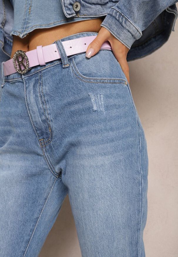 Renee - Niebieskie Jeansy Dzwony z Przedarciami i Paskiem z Klamrą z Cyrkoniami Letha. Okazja: na co dzień. Kolor: niebieski. Wzór: aplikacja. Styl: elegancki, retro, casual