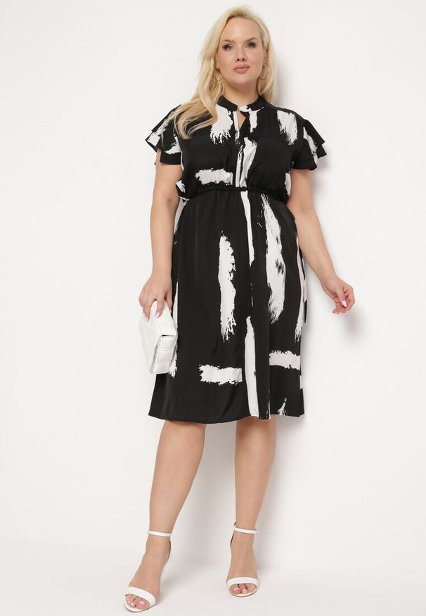 Born2be - Czarno-Biała Sukienka ze Sznurkiem w Pasie i Artystycznym Wzorem Lesidna. Kolor: czarny. Materiał: tkanina. Długość rękawa: krótki rękaw