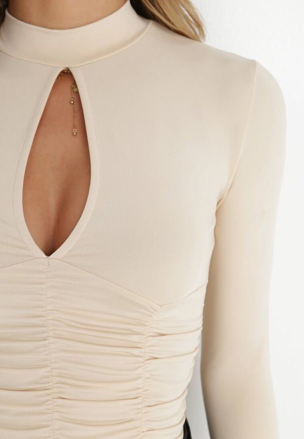 Born2be - Jasnobeżowa Bluzka z Wycięciem Israela. Kolor: beżowy. Materiał: tkanina, bawełna. Długość rękawa: długi rękaw. Długość: długie. Wzór: aplikacja. Styl: elegancki