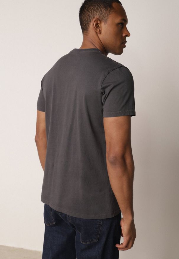 Born2be - Ciemnoszara Gładka Koszulka T-shirt z Bawełny o Prostym Kroju Sarusa. Okazja: na co dzień, na randkę. Kolor: szary. Materiał: bawełna. Wzór: gładki. Styl: klasyczny, casual