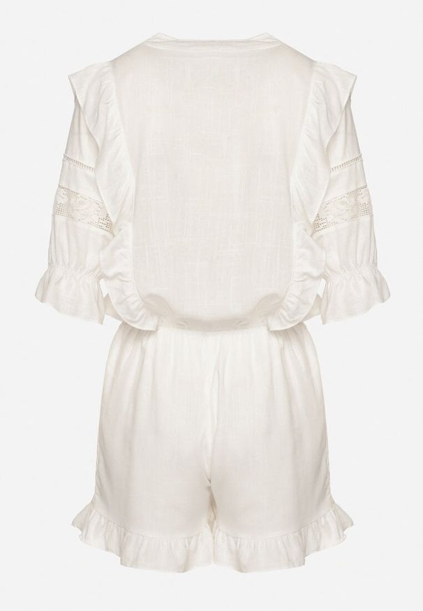 Born2be - Biały Kombinezon z Lnu i Wiskozy w Stylu Boho z Falbankami i Koronką Linalisse. Okazja: na co dzień. Kolor: biały. Materiał: wiskoza, len, koronka. Wzór: koronka. Styl: boho