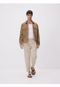 Reserved - Jeansy jogger fit - beżowy. Kolor: beżowy. Materiał: jeans