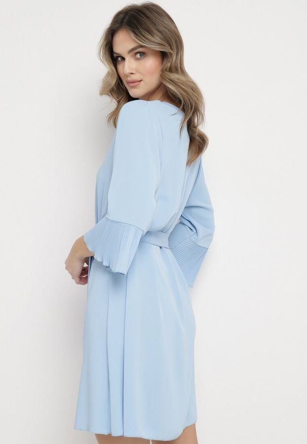 Born2be - Niebieska Sukienka Mini z Paskiem w Talii i Plisowanymi Rękawami Urssalia. Okazja: na co dzień. Kolor: niebieski. Typ sukienki: proste. Styl: elegancki, casual. Długość: mini