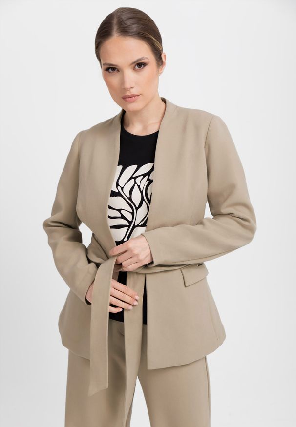 Volcano - Beżowy żakiet JB-MIRELLA. Typ kołnierza: bez kołnierzyka. Kolor: beżowy. Materiał: dzianina, tkanina. Wzór: gładki. Styl: klasyczny