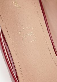 Renee - Bordowe Szpilki Vices Lakierowane z Paskiem z Klamerką i Skórzaną Wkładką Oville. Okazja: na spotkanie biznesowe, na ślub cywilny, na wesele. Nosek buta: szpiczasty. Zapięcie: pasek. Kolor: czerwony. Materiał: skóra, lakier. Obcas: na szpilce. Styl: biznesowy, elegancki, klasyczny, wizytowy #2