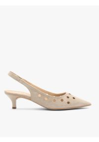 Ryłko - Beżowe wycinane czółenka slingback bez pięty. Okazja: na co dzień. Zapięcie: bez zapięcia. Kolor: beżowy. Wzór: ażurowy. Materiał: welur, skóra. Sezon: lato. Obcas: na obcasie. Styl: street, casual. Wysokość obcasa: średni #1