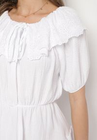 Born2be - Biała Bawełniana Sukienka z Ażurową Falbaną i Wiązaniem Univelle. Okazja: na co dzień. Kolor: biały. Materiał: bawełna. Wzór: ażurowy. Sezon: wiosna, lato. Styl: klasyczny, casual, elegancki #4