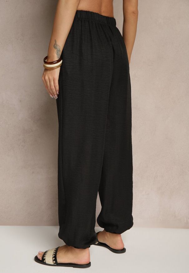 Renee - Czarne Spodnie Joggery High Waist ze Ściągaczami Korilanea. Okazja: na co dzień. Stan: podwyższony. Kolor: czarny. Styl: elegancki, casual