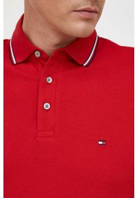 TOMMY HILFIGER - Tommy Hilfiger polo męski kolor czerwony wzorzysty. Okazja: na co dzień. Typ kołnierza: polo. Kolor: czerwony. Materiał: bawełna, dzianina. Długość: krótkie. Wzór: aplikacja. Styl: casual #5