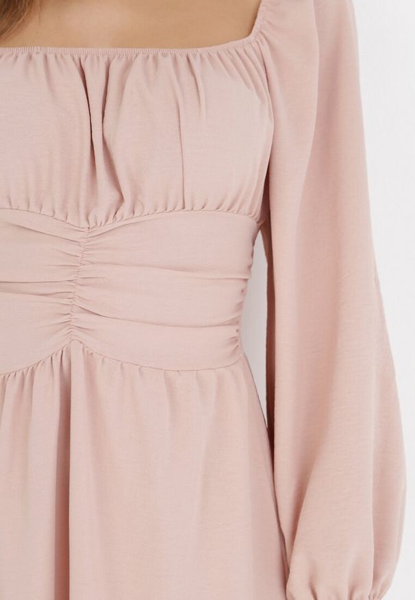 Born2be - Ciemnoróżowa Sukienka Auxede. Typ kołnierza: dekolt kwadratowy. Kolor: różowy. Materiał: tkanina. Długość rękawa: długi rękaw. Wzór: gładki