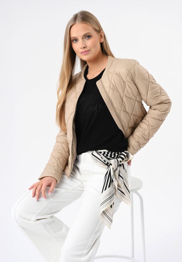 Volcano - Krótka, pikowana kurtka J-MANOLA. Okazja: na co dzień. Typ kołnierza: kołnierzyk stójkowy. Kolor: beżowy. Materiał: poliamid, materiał, jeans. Długość: krótkie. Styl: casual