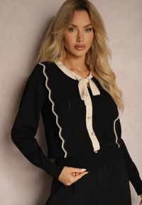 Renee - Czarny Sweter z Wiskozą z Ozdobnymi Guzikami i Kokardą w Stylu Retro Miaraine. Okazja: na spotkanie biznesowe. Typ kołnierza: kokarda. Kolor: czarny. Materiał: wiskoza. Styl: retro #3