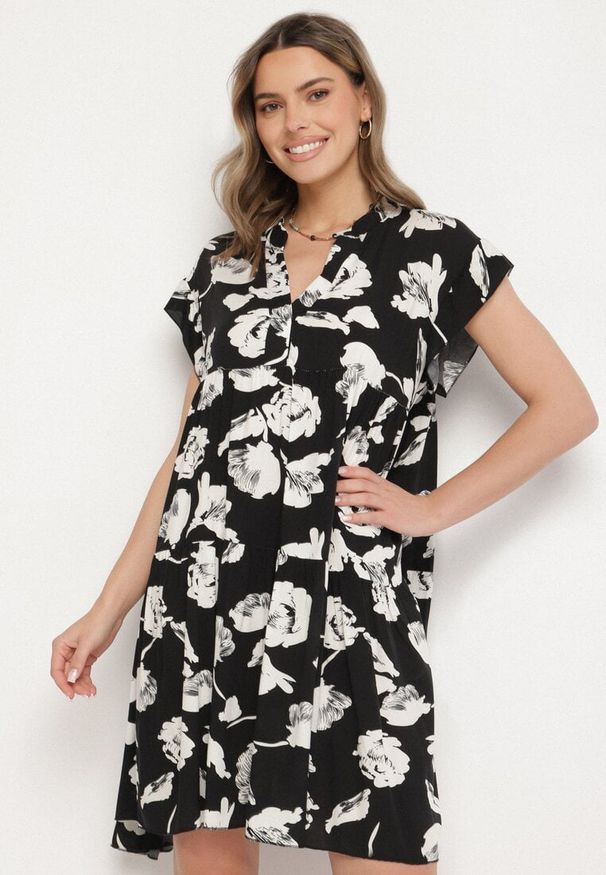 Born2be - Czarna Bawełniana Sukienka o Kroju Oversize w Kwiaty Liralea. Okazja: na spacer, na co dzień. Kolor: czarny. Materiał: bawełna. Wzór: kwiaty. Typ sukienki: oversize. Styl: casual, klasyczny