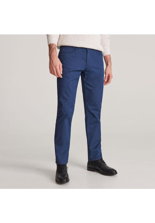 Reserved - Bawełniane spodnie regular - Granatowy. Kolor: niebieski. Materiał: bawełna