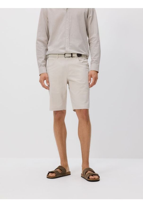 Reserved - Szorty carrot regular z paskiem - beżowy. Kolor: beżowy. Materiał: bawełna, tkanina