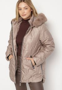 Born2be - Ciemnobeżowa Pikowana Kurtka z Kapturem z Futerkiem Azilma. Okazja: na co dzień, na spacer. Typ kołnierza: kaptur. Kolekcja: plus size. Kolor: beżowy. Materiał: futro. Wzór: aplikacja. Styl: klasyczny, casual #7