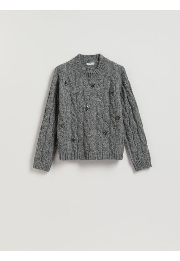 Reserved - Sweter z błyszczącą aplikacją - szary. Kolor: szary. Materiał: dzianina. Wzór: aplikacja