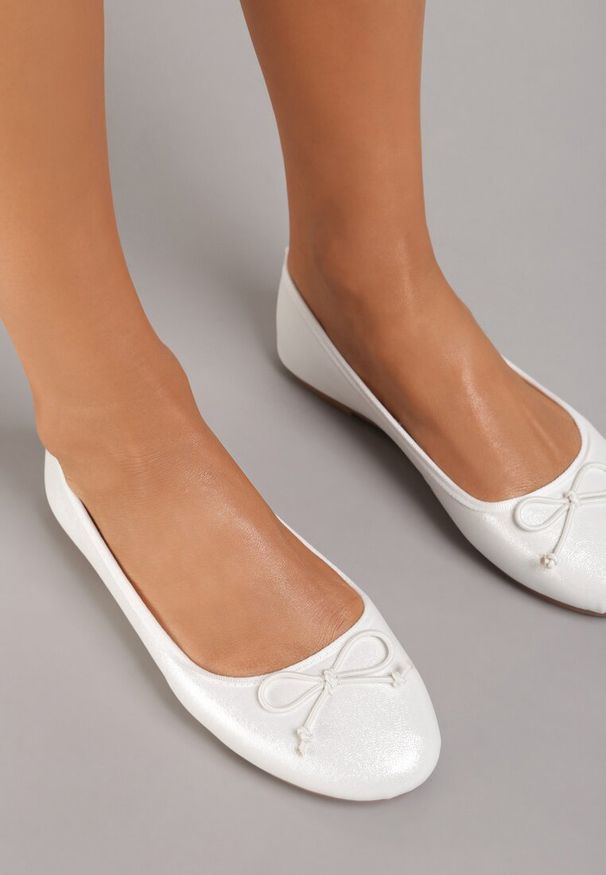 Renee - Białe Balerinki Nospe. Nosek buta: okrągły. Zapięcie: bez zapięcia. Kolor: biały. Szerokość cholewki: normalna. Wzór: aplikacja