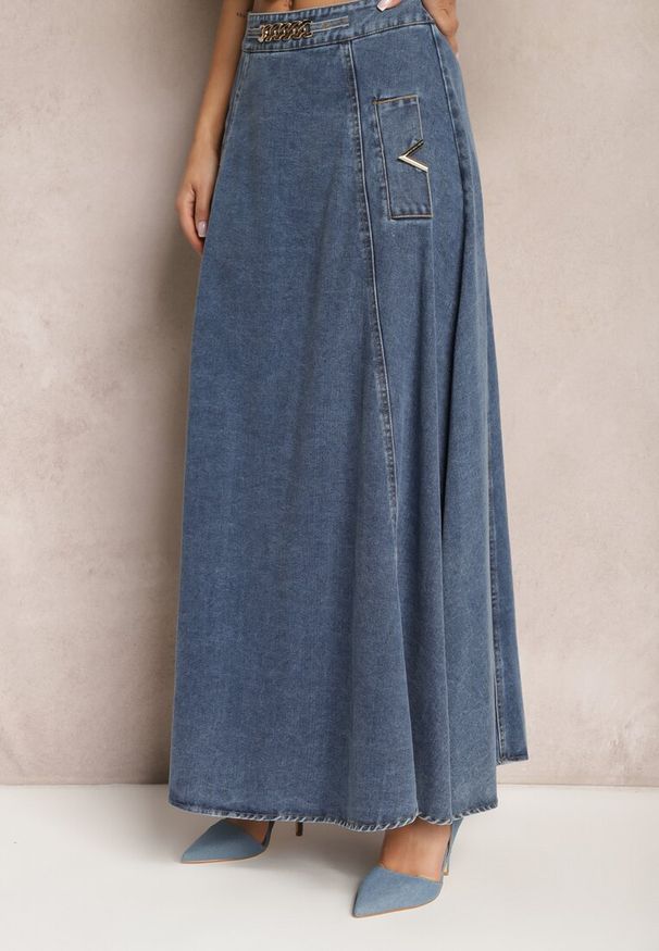 Renee - Granatowa Bawełniana Spódnica Maxi Rozkloszowana z Jeansu z Ozdobnym Łańcuszkiem Viralle. Kolor: niebieski. Materiał: bawełna, jeans. Sezon: lato. Styl: boho, elegancki