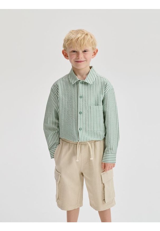 Reserved - Szorty cargo - beżowy. Kolor: beżowy. Materiał: dzianina, bawełna