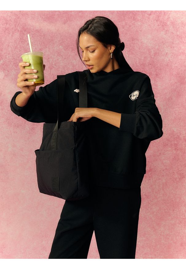 4f - 4F Bluza dresowa oversize z kapturem damska - czarna S. Okazja: na co dzień. Typ kołnierza: kaptur. Kolor: czarny. Materiał: dresówka. Długość: długie. Styl: sportowy, casual