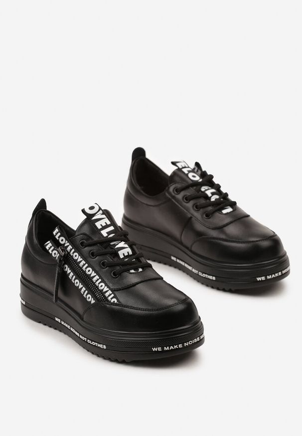 Born2be - Czarne Sznurowane Sneakersy na Grubej Podeszwie ze Skórzaną Wkładką Napisami i Dekoracyjnym Suwakiem Iriane. Nosek buta: okrągły. Zapięcie: sznurówki. Kolor: czarny. Materiał: skóra. Wzór: napisy. Obcas: na obcasie. Wysokość obcasa: niski