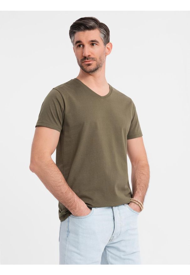 Ombre Clothing - Męska klasyczna bawełniana koszulka z dekoltem w serek BASIC – ciemnooliwkowa V6. Typ kołnierza: dekolt w serek. Kolor: oliwkowy. Materiał: bawełna. Styl: klasyczny