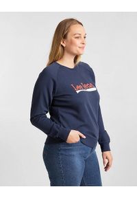 Lee - LEE CREW SWEATSHIRT DAMSKA BLUZA KLASYCZNA LOGO NADRUK DARK NAVY L53KBRNM. Wzór: nadruk. Styl: klasyczny #3