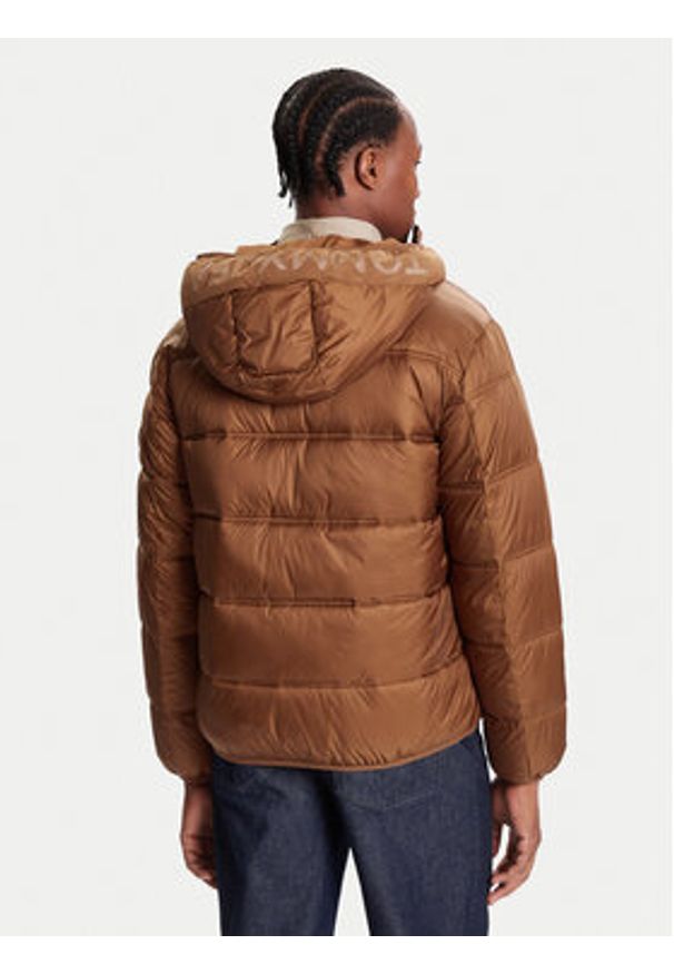 Tommy Jeans Kurtka zimowa DM0DM22044 Brązowy Regular Fit. Kolor: brązowy. Materiał: syntetyk. Sezon: zima