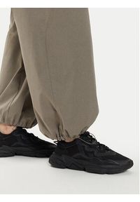 Under Armour Spodnie dresowe Ua Unstoppable Airvent Parachute Pant 1382740-200 Szary Loose Fit. Kolor: szary. Materiał: syntetyk #5