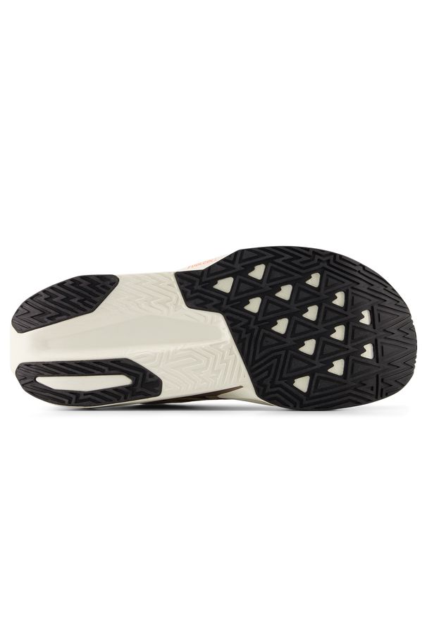 Buty męskie New Balance FuelCell Rebel v5 MFCXLY5 – beżowe. Kolor: beżowy. Materiał: materiał, syntetyk, guma. Szerokość cholewki: normalna. Wzór: geometria. Sport: fitness, bieganie