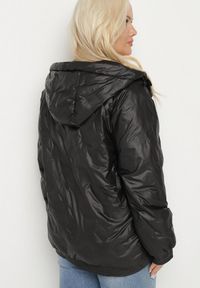 Born2be - Czarna Kurtka Pikowana z Kapturem i Kieszeniami o Pudełkowym Kroju Eravinna. Okazja: na spacer. Typ kołnierza: kaptur. Kolekcja: plus size. Kolor: czarny. Długość rękawa: długi rękaw. Długość: długie. Wzór: aplikacja #2