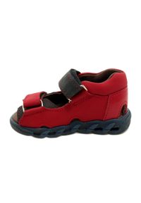 Sandałki na rzepy Mazurek 1363 Czerwony czerwone. Nosek buta: otwarty. Zapięcie: rzepy. Kolor: czerwony. Materiał: skóra. Wzór: jednolity, paski