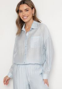 Born2be - Jasnoniebieska Klasyczna Koszula o Kroju Oversize z Kieszonką Liorea. Okazja: do pracy, na spotkanie biznesowe, na co dzień. Typ kołnierza: kołnierzyk klasyczny. Kolor: niebieski. Materiał: jeans. Długość rękawa: długi rękaw. Długość: długie. Styl: klasyczny #6