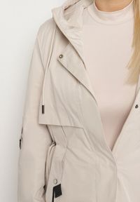 Born2be - Jasnobeżowa Kurtka Typu Parka z Kapturem i Podpinanymi Rękawami Falunea. Okazja: na co dzień, na spacer. Typ kołnierza: kaptur. Kolekcja: plus size. Kolor: beżowy. Materiał: jeans. Styl: klasyczny, sportowy, casual, elegancki