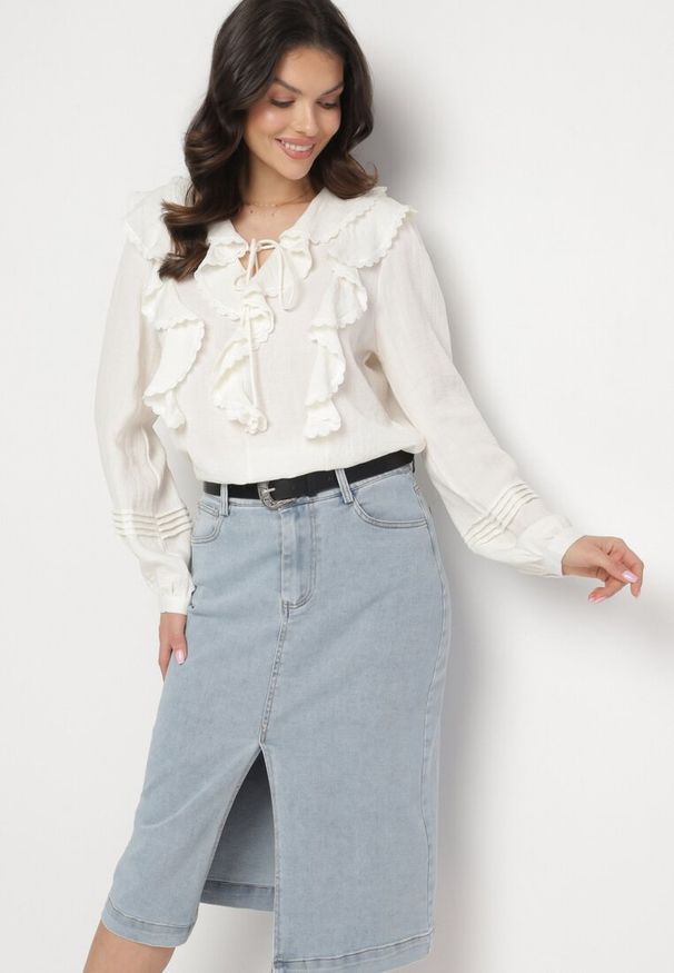 Born2be - Jasnoniebieska Bawełniana Spódnica Jeansowa o Ołówkowym Fasonie z Rozcięciem i Paskiem Ilovina. Okazja: na co dzień. Kolor: niebieski. Materiał: jeans, bawełna. Styl: casual, elegancki