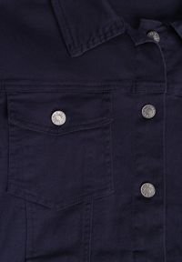 Renee - Granatowa Jeansowa Kurtka z Bawełny Perilopei. Okazja: na co dzień. Kolekcja: plus size. Kolor: niebieski. Materiał: bawełna, jeans. Styl: casual #8