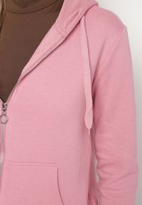 Born2be - Ciemnoróżowa Bluza z Kapturem Zapinana na Suwak Erekai. Okazja: na co dzień. Typ kołnierza: kaptur. Kolor: różowy. Materiał: dzianina, polar. Długość rękawa: długi rękaw. Długość: długie. Wzór: gładki. Styl: casual, sportowy #6