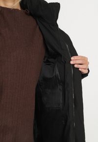 Born2be - Czarna Długa Pikowana Kurtka z Kapturem Acaltte. Typ kołnierza: kaptur. Kolekcja: plus size. Kolor: czarny. Materiał: jeans. Długość: długie. Sezon: zima. Styl: klasyczny #7