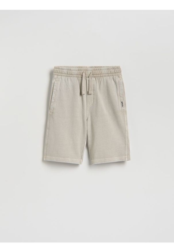 Reserved - Bawełniane bermudy - beżowy. Kolor: beżowy. Materiał: bawełna