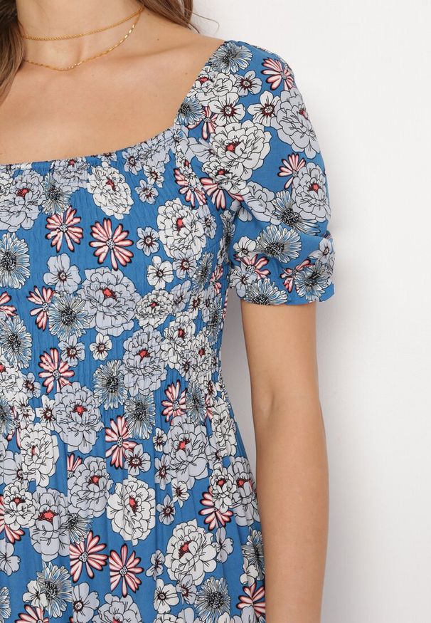 Born2be - Niebieska Wiskozowa Sukienka Midi z Gumkami Przy Dekolcie i Wzorem w Kwiaty Alonvaria. Okazja: na spacer, na imprezę. Kolor: niebieski. Materiał: wiskoza. Wzór: kwiaty. Sezon: wiosna, lato. Długość: midi